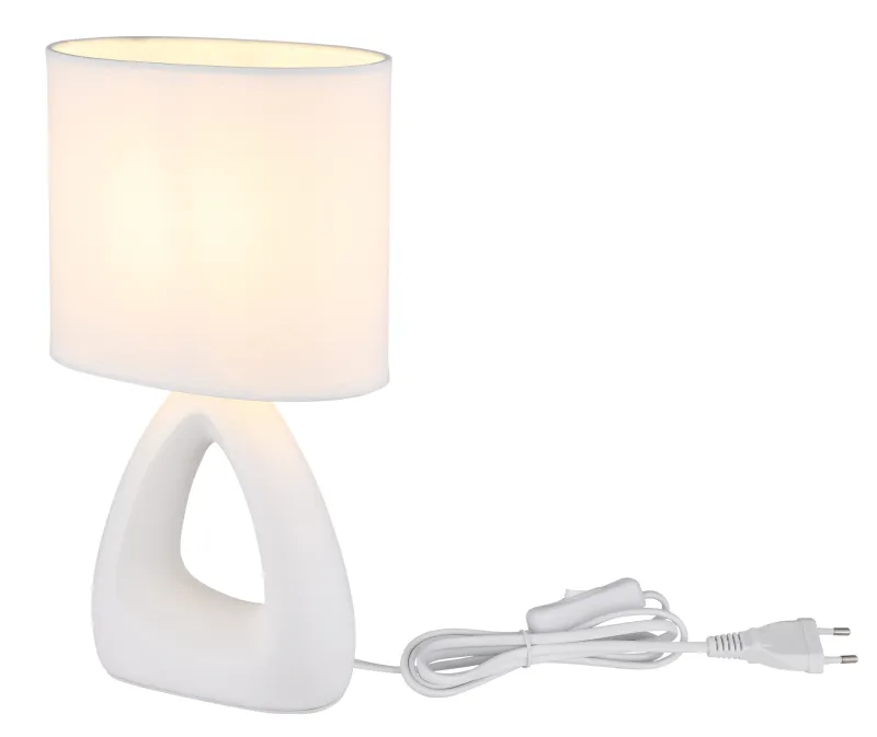 Triangle 30cm Valkoinen pöytävalaisin valmistajalta Globo Lighting - Den triangelformade basen med ett stilrent utskuret h&aring;l ger ett modernt intryck, medan den ovala textilsk&auml;rmen i vit f&auml;rg sprider ett behagligt och j&auml;mnt ljus.