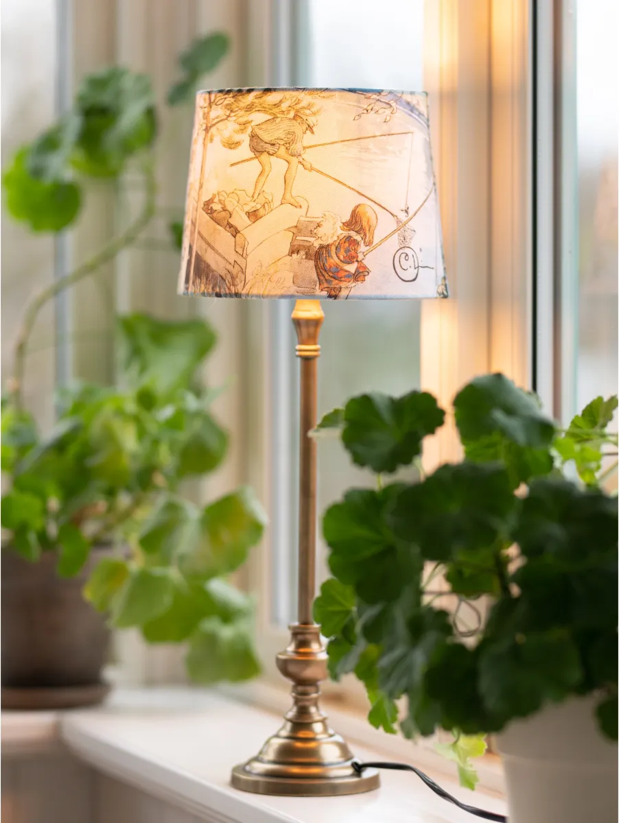 Andrea 53cm Beige pöytävalaisin valmistajalta PR Home - Muoto on hieman esillä ja siinä on E27-kanta.
