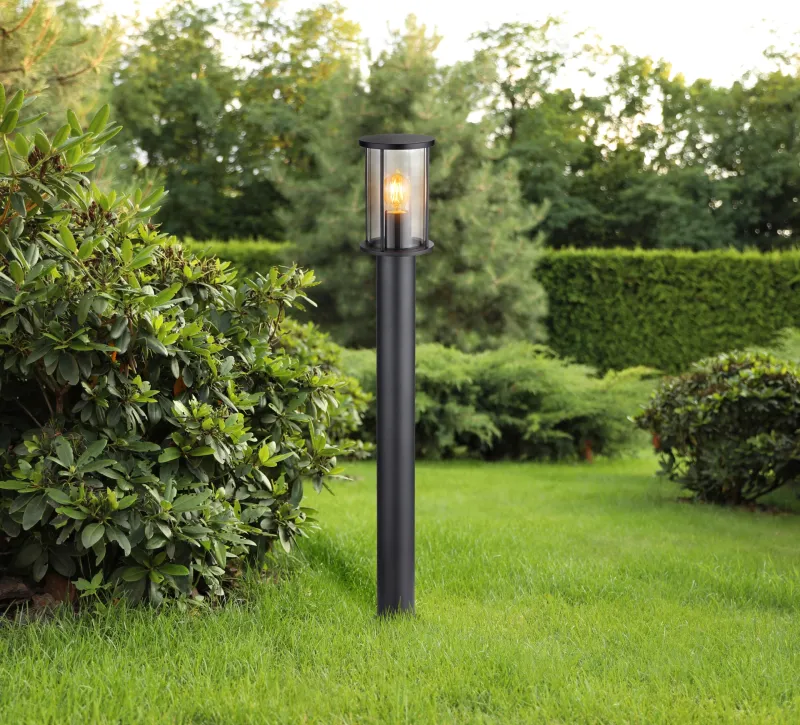 Gracey 100cm Musta pylväsvalaisimet valmistajalta Globo Lighting - Gracey &auml;r en pollare i stilren design, tillverkad av mattsvart rostfritt st&aring;l och har en r&ouml;kf&auml;rgad glassk&auml;rm.