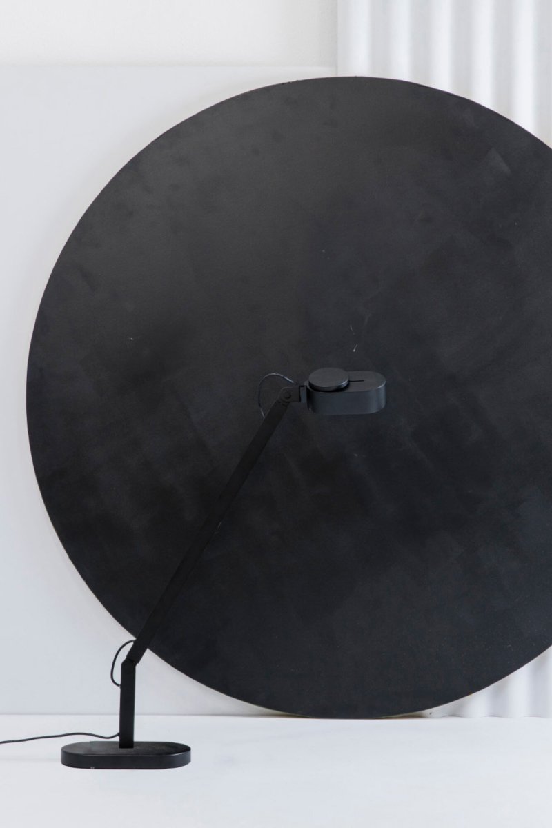 Inviting 86cm Musta työpöytävalaisin valmistajalta Faro Barcelona - Valaisimen p&auml;&auml;t&auml; voi kallistaa sek&auml; vaaka- ett&auml; pystysuunnassa, ja kirkkautta voi helposti s&auml;&auml;t&auml;&auml; liu'uttamalla yl&auml;rengasta eteen- tai taaksep&auml;in.