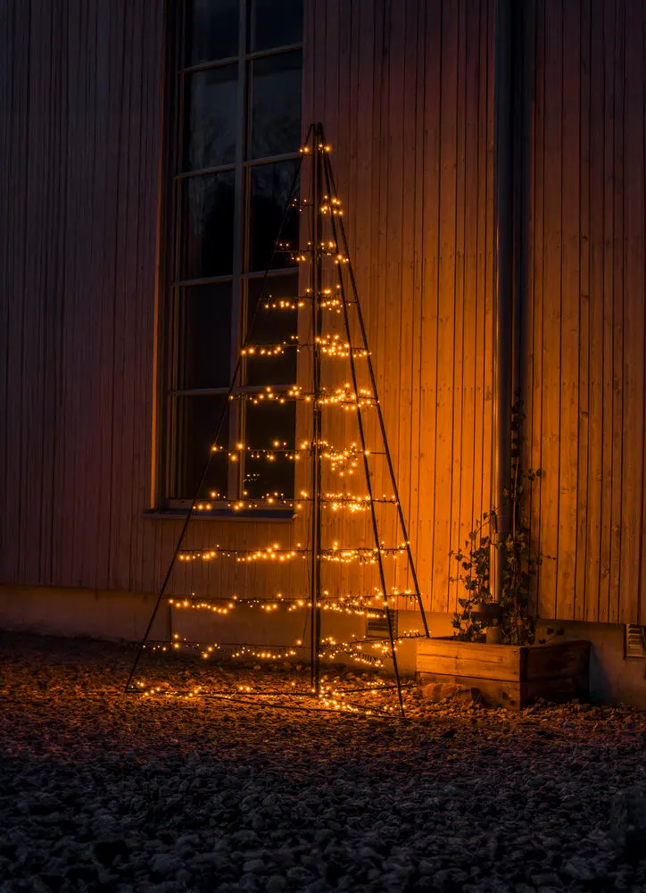 Metallikoriste Pyramidi 240cm Musta valmistajalta Konstsmide - 651 l&auml;mpim&auml;n meripihkan v&auml;risell&auml; LED-valolla se levitt&auml;&auml; eleganttia hehkua ja luo maagisen tunnelman.