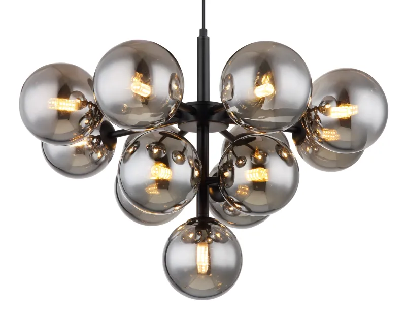 Grappy Ø56 Savun värinen kattovalaisin valmistajalta Globo Lighting - Grappy taklampa blir en stilfull och lyxig detalj i varje rum med sin glamor&ouml;sa design och de 13st r&ouml;kf&auml;rgade glaskulorna.