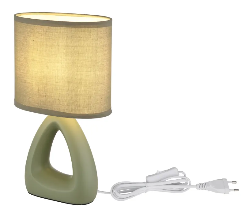 Triangle 30cm Vihreä pöytävalaisin valmistajalta Globo Lighting - Den triangelformade basen med ett stilrent utskuret h&aring;l ger ett modernt intryck, medan den ovala textilsk&auml;rmen i mjuk ljusgr&ouml;n f&auml;rg sprider ett behagligt och j&auml;mnt ljus.