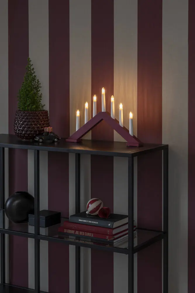 Candelabra 7 Lights Matta tummanpunainen valmistajalta Konstsmide - Anna kotiisi ajaton ja tyylik&auml;s joulutunnelma t&auml;ll&auml; tyylikk&auml;&auml;ll&auml; puisella adventtikynttil&auml;njalalla.