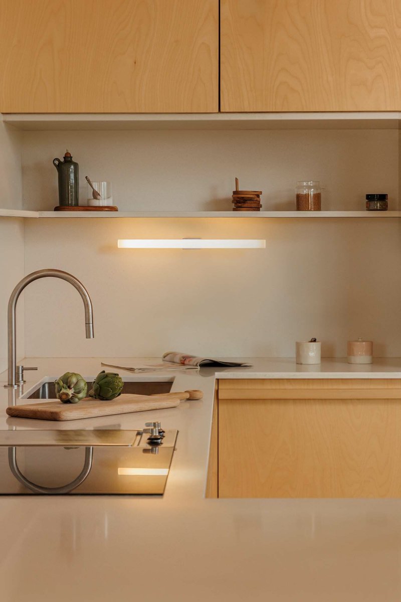 Calma 50cm Sininen kylpyhuoneen valaisin valmistajalta Faro Barcelona - Calma on sininen sein&auml;valaisin, joka sopii t&auml;ydellisesti yleisvalaistukseen esimerkiksi keitti&ouml;ihin, k&auml;yt&auml;ville tai k&auml;yt&auml;ville.