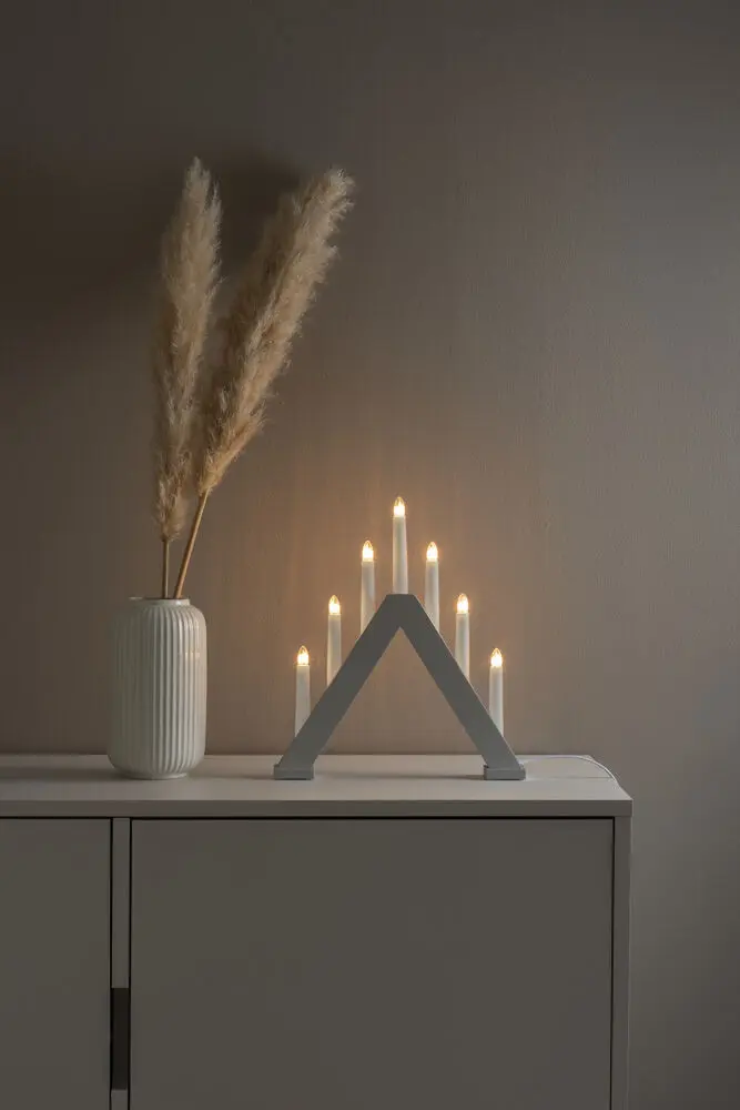 Candelabra 7 Lights Harmaa valmistajalta Konstsmide - Luo tyylik&auml;s ja moderni joulutunnelma t&auml;ll&auml; tyylikk&auml;&auml;ll&auml; adventtikynttil&auml;njalalla, joka on mattaharmaaksi lakattua puuta.