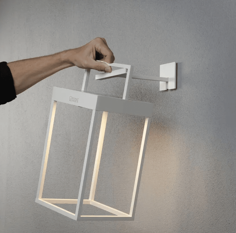 Portofino 30cm Valkoinen aurinkokennolamppu valmistajalta Konstsmide - Portofino on moderni ladattava lyhty, jossa on minimalistinen muotoilu ulkokäyttöön.