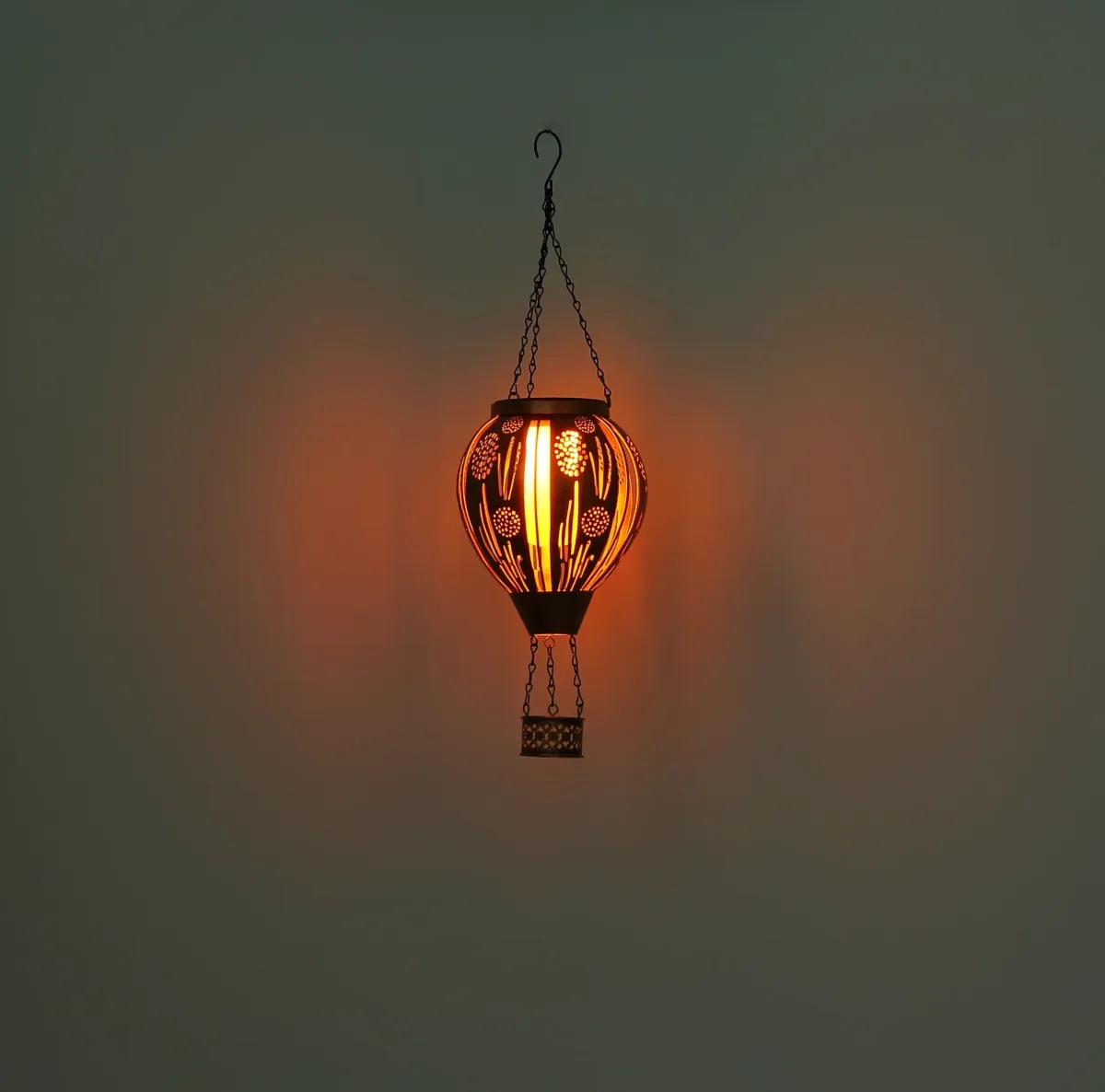 Balloon Kupari aurinkokennolamppu valmistajalta Globo Lighting - En unik och st&auml;mningsfull detalj som ger utomhusmilj&ouml;n en lekfull och elegant touch!