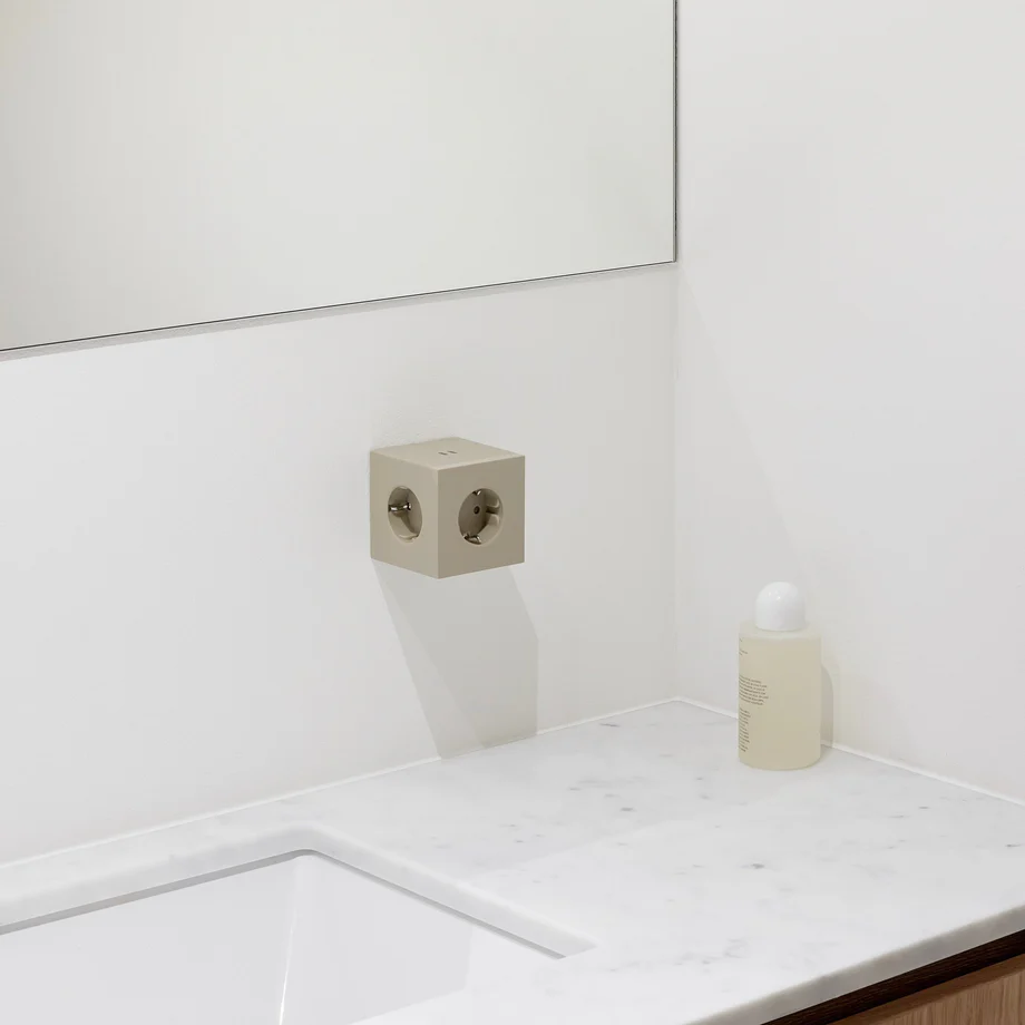 Square 2 Socket extender with 30W Dual USBC Hiekka valmistajalta Avolt - Avoltin pistorasian jatkopala, jossa on tyylik&auml;s muotoilu kierr&auml;tysmuovista valmistetulla kuutiolla ja pohjassa magneettilevy sein&auml;lle ripustamista varten.