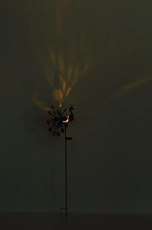 Wind Monivärinen aurinkokennolamppu valmistajalta Globo Lighting - En unik och livfull dekoration som ger tr&auml;dg&aring;rden en extra touch av f&auml;rg och elegans!