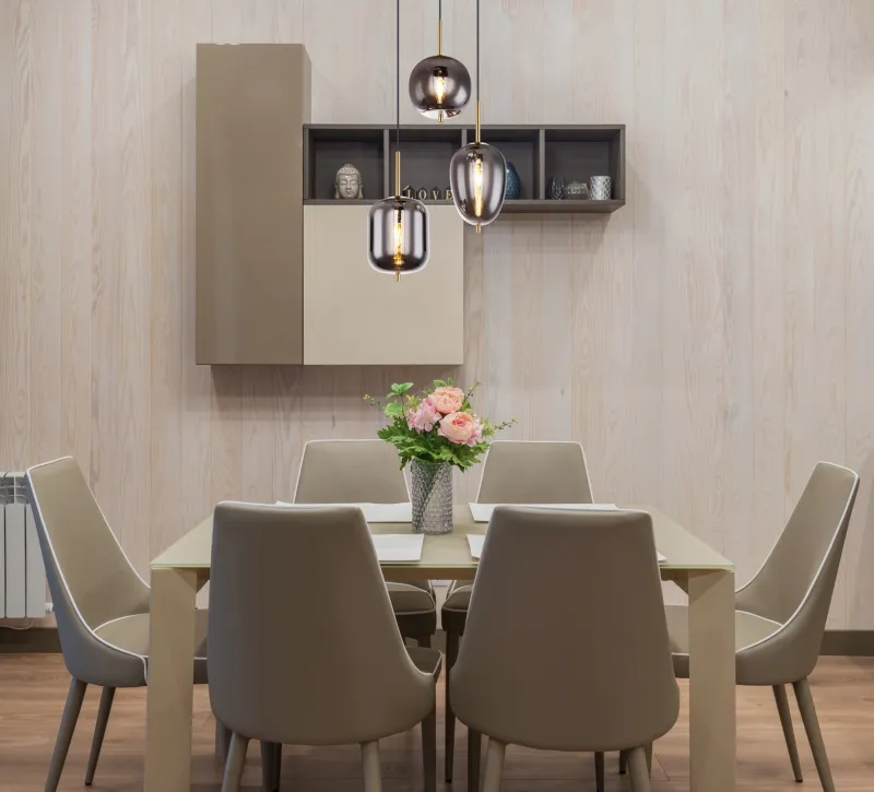 Blacky Ø46 Messinki kattovalaisin valmistajalta Globo Lighting - Den best&aring;r av en rund m&auml;ssingsf&auml;rgad metallplatta, fr&aring;n vilken tre svarta kablar med r&ouml;kf&auml;rgade glasglober i olika former h&auml;nger.