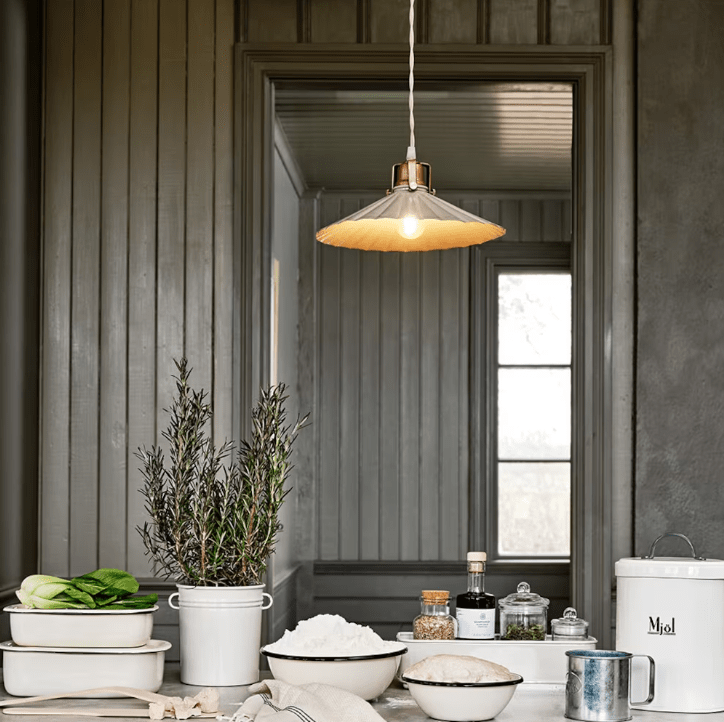 Anita Ø30 Beige ikkunavalaisin valmistajalta Strömshaga - N&auml;yt&ouml;ss&auml; on marmoroitu pinta, joka on maalattu k&auml;sin, mik&auml; tarkoittaa, ett&auml; ep&auml;tasaisuuksia ja eroja voi esiinty&auml;.