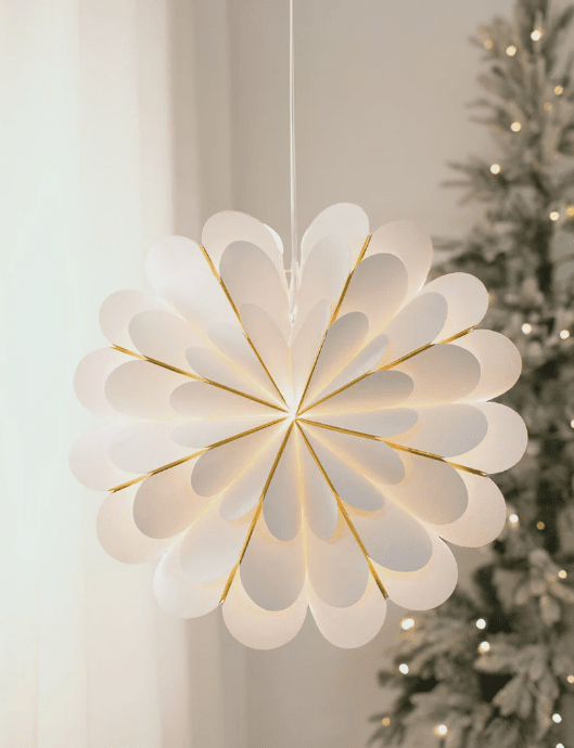 Marigold Ø45 Valkoinen valmistajalta Markslöjd - Kauniin valkoisen paperin&auml;yt&ouml;ns&auml; ansiosta se antaa pehme&auml;n ja modernin tunteen, joka on kaunis kontrasti perinteisempiin joulut&auml;htiin.