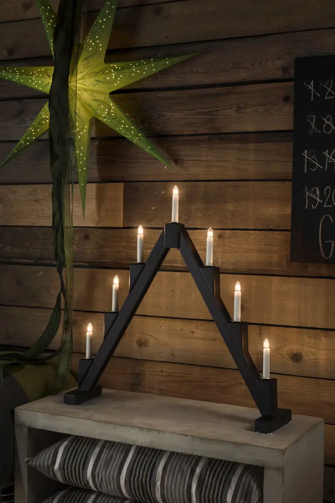 Candelabra 7 Lights Musta valmistajalta Konstsmide - Taitettava s&auml;hk&ouml;inen kynttil&auml;njalka, jossa on 7 kynttil&auml;&auml;, valmistettu mustaksi maalatusta langasta ja koristeltu messinkirenkailla jokaisen kynttil&auml;n ymp&auml;rill&auml; elegantin kosketuksen luomiseksi.