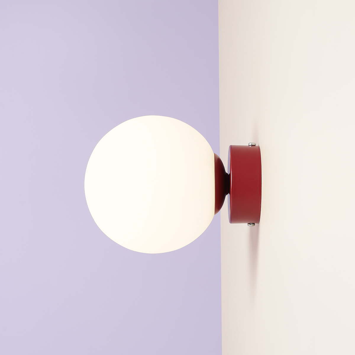 Ball Ø15 Burgundia seinävalaisin valmistajalta Artera - Minimalistinen muotoilu tarkoittaa, että valaisin sulautuu sulavasti sekä moderniin että klassiseen sisustukseen ja tarjoaa samalla tehokkaan valon, joka parantaa huoneen tunnelmaa.