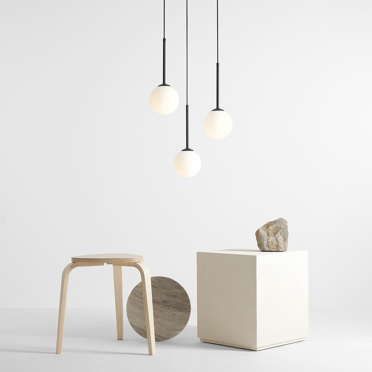 Bosso Ø44 Musta kattovalaisin valmistajalta Artera - Minimalistisen muodon ja hienostuneen valaistuksen yhdistelmä tekee tästä lampusta erinomaisen valinnan moderniin sisustukseen, joka kaipaa eleganssia ja toimivuutta.