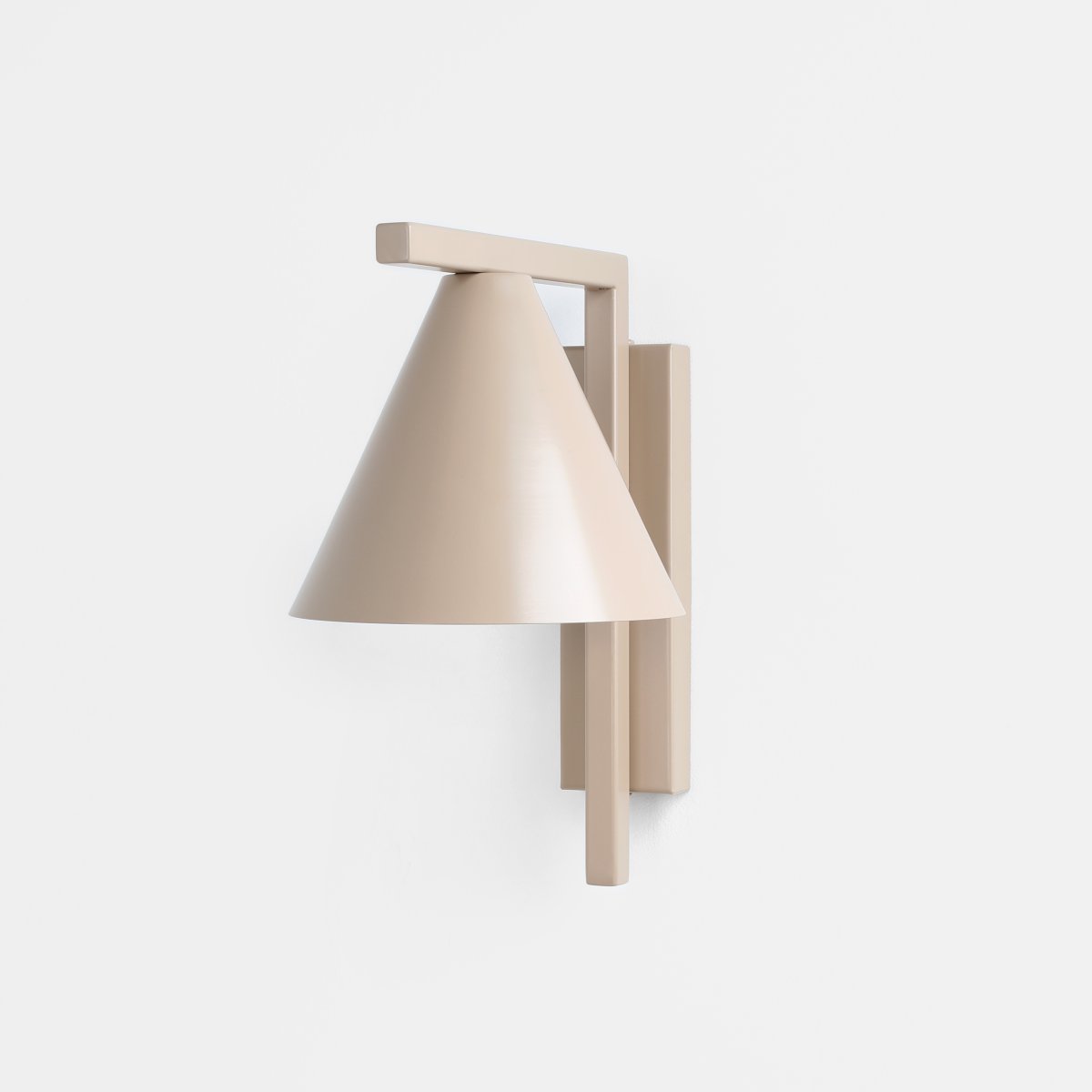 Form 23cm Beige seinävalaisin valmistajalta Artera - T&auml;m&auml; minimalistinen sein&auml;valaisin ja sen elegantti kartiomainen varjostin l&auml;mpim&auml;ss&auml; beigen s&auml;vyss&auml; on t&auml;ydellinen valinta niille, jotka haluavat tyylikk&auml;&auml;n ja modernin ilmeen kotiinsa.