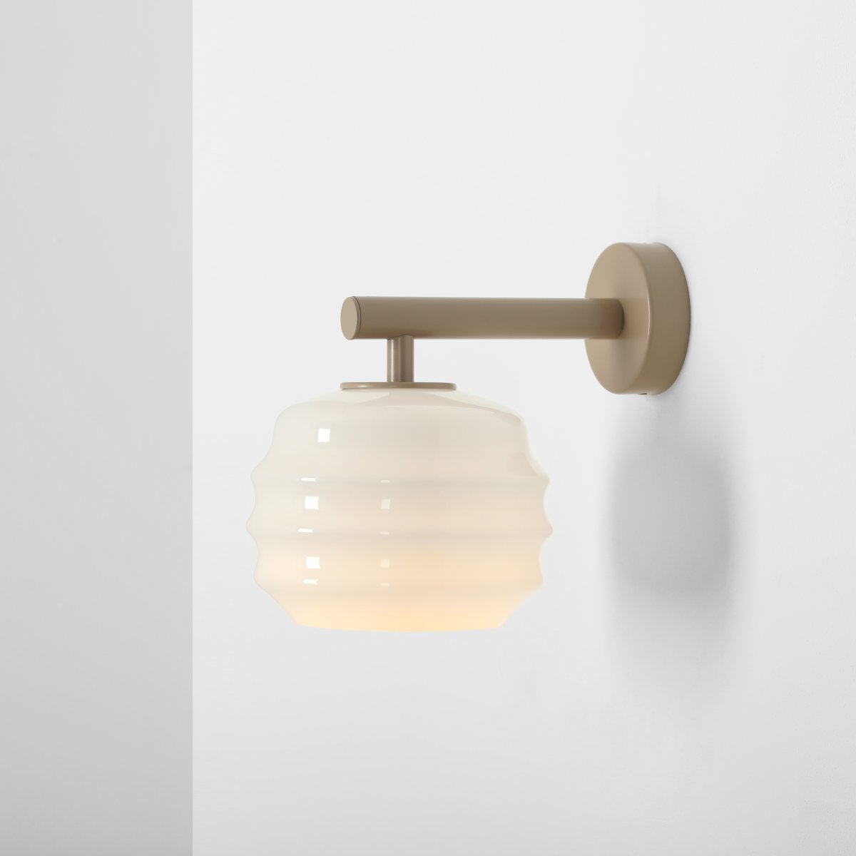 Puff 23cm Beige seinävalaisin valmistajalta Artera - Puff on ihastuttava seinävalaisin, joka yhdistää pehmeät muodot moderniin ja tyylikkääseen muotoiluun.