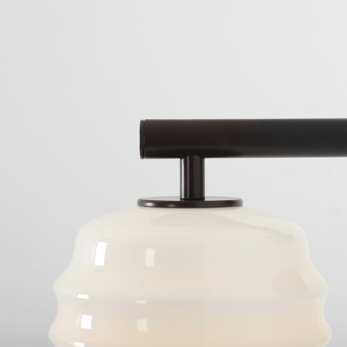 Puff 23cm Tummanruskea seinävalaisin valmistajalta Artera - Puff on ihastuttava seinävalaisin, joka yhdistää pehmeät muodot moderniin ja tyylikkääseen muotoiluun.
