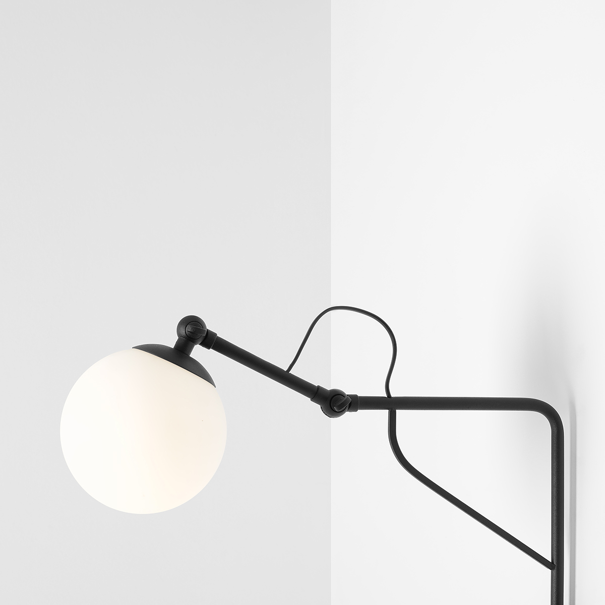 Soho 50cm Musta seinävalaisin valmistajalta Artera - Valaisimessa on tyylikäs mattamusta metallirunko ja opaalipallo, joka levittää pehmeää, lämmintä valoa ja luo kutsuvan tunnelman mihin tahansa huoneeseen.