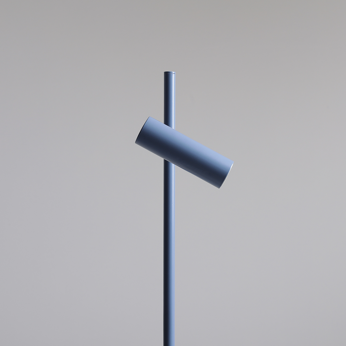 Trevo 54cm Sininen työpöytävalaisin valmistajalta Artera - Metallinen Trevo-pöytävalaisin tarjoaa modernin ja toimivan muotoilun.