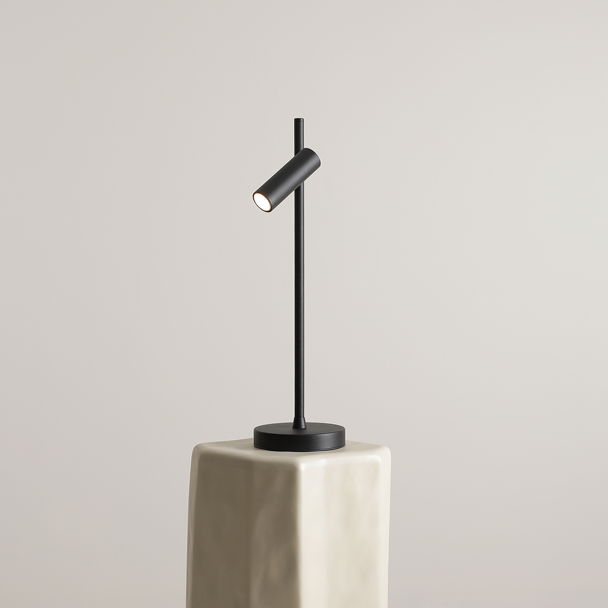 Trevo 54cm Musta työpöytävalaisin valmistajalta Artera - Metallinen Trevo-pöytävalaisin tarjoaa modernin ja toimivan muotoilun.