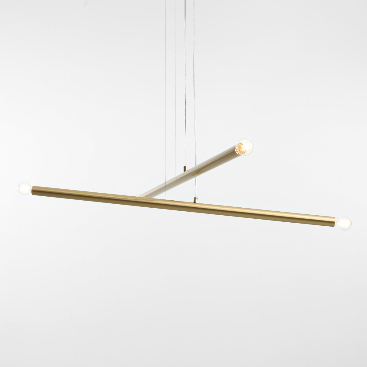 Tubo 4 100cm Messinki kattovalaisin valmistajalta Artera - Kumpikin putki on 100 cm pitkä ja halkaisijaltaan 3,2 cm, ja siinä on valonlähteet molemmissa päissä.