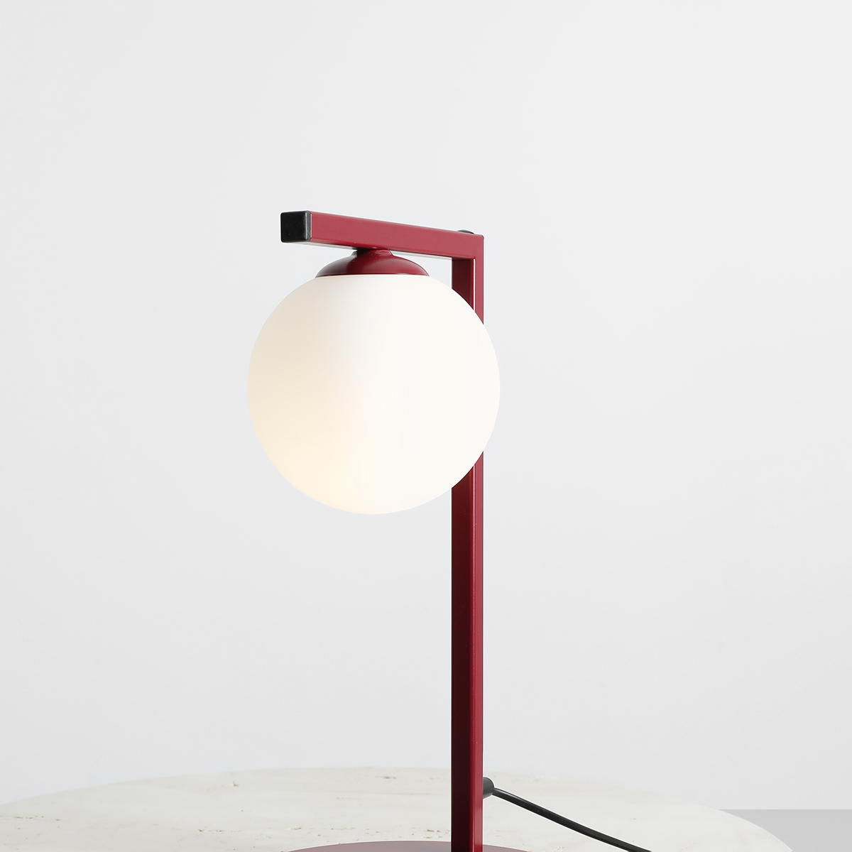 Zac 50cm Burgundia pöytävalaisin valmistajalta Artera - Zac-pöytävalaisimessa viininpunaista metallia ja valkoista lasia on moderni ja minimalistinen muotoilu, jossa yhdistyy eleganssi ja toiminnallisuus.