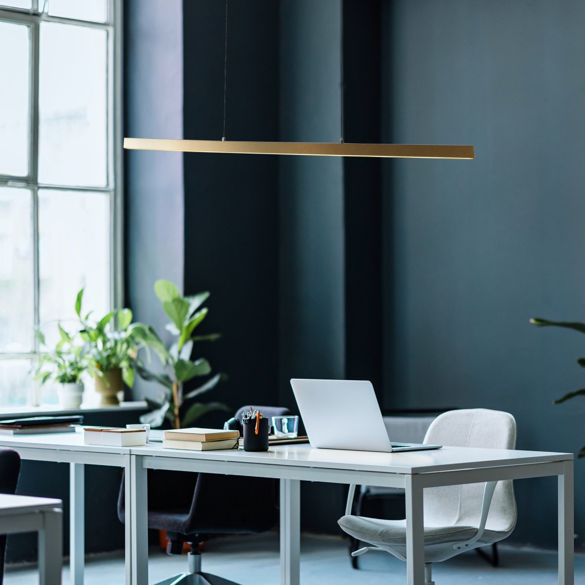 Layla 102cm Kulta kattovalaisin valmistajalta Searchlight - Valaisin voidaan nostaa ja laskea jopa 1900 mm, kapea leveys 75 mm ja pituus 1015 mm, mikä tekee siitä ihanteellisen ruokapöydän tai keittiön päälle.