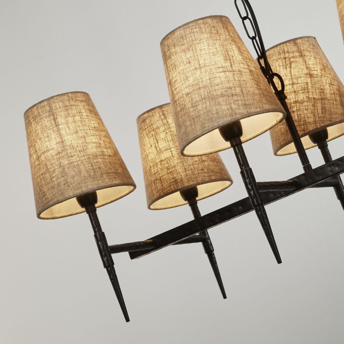 Gothic 90cm Musta kattovalaisin valmistajalta Searchlight - Luonnolliset pellavasävyt pehmentävät muotoilua ja lisäävät maalaismaista eleganssia, joka luo tasapainon dramaattisuuden ja kodikkuuden välille.