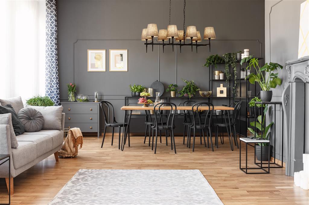 Gothic 90cm Musta kattovalaisin valmistajalta Searchlight - Luonnolliset pellavasävyt pehmentävät muotoilua ja lisäävät maalaismaista eleganssia, joka luo tasapainon dramaattisuuden ja kodikkuuden välille.