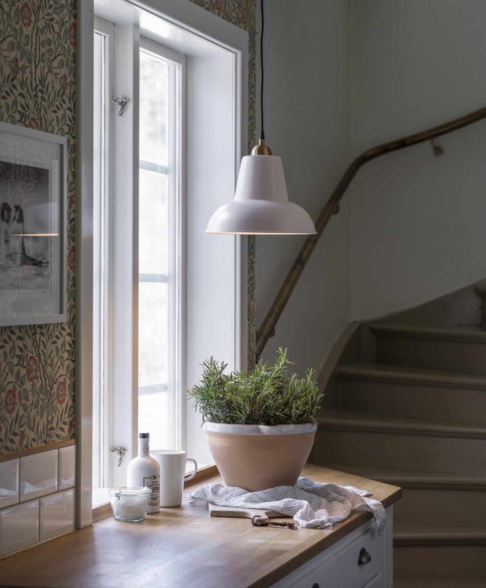 Scottsville Ø30 Vaaleanpunainen kattovalaisin valmistajalta PR Home - N&auml;iss&auml; lampuissa on hieman himme&auml;mpi jauhemaalattu pinta ja sama v&auml;ri molemmilta puolilta.
