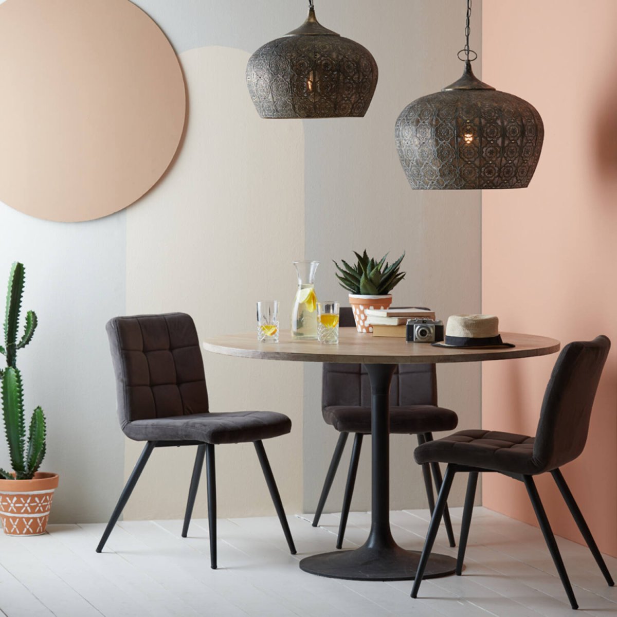 Emine Ø43 Pronssi kattovalaisin valmistajalta Light & Living - Emine on elegantti metallinen kattovalaisin, jossa on ruskehtavan kultainen viimeistely ja yksityiskohtainen rei'itetty kuvio.