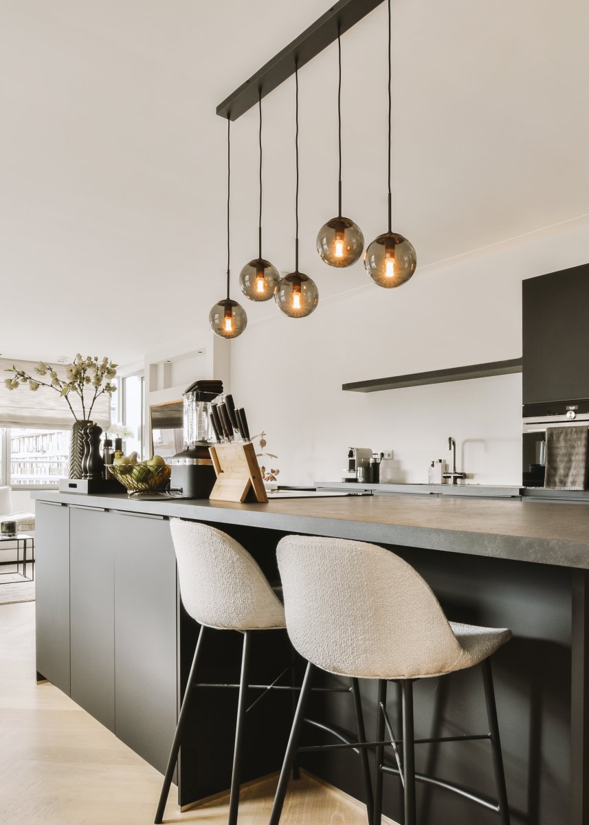 Balini 100cm Antrasiitti kattovalaisin valmistajalta Trio Lighting - BALINI-riippuvalaisin tarjoaa yksinkertaista eleganssia tyylikk&auml;&auml;ll&auml; muotoilullaan ja offset-lasivarjostimilla.