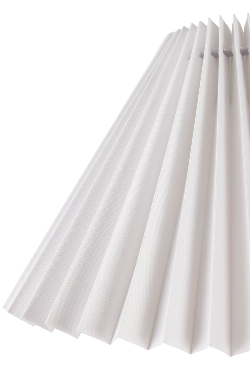 Flora 40cm Muta pöytävalaisin valmistajalta Globen Lighting - Johanna halusi suunnitella valaisimen, joka on luotu luonnossa heijastuvista materiaaleista, v&auml;reist&auml; ja muodoista ja joka sopii niin maalais- kuin moderniin ymp&auml;rist&ouml;&ouml;n.