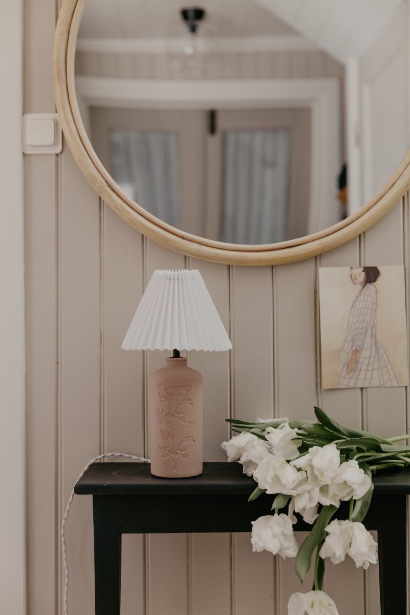 Flora 40cm Muta pöytävalaisin valmistajalta Globen Lighting - Johanna halusi suunnitella valaisimen, joka on luotu luonnossa heijastuvista materiaaleista, v&auml;reist&auml; ja muodoista ja joka sopii niin maalais- kuin moderniin ymp&auml;rist&ouml;&ouml;n.