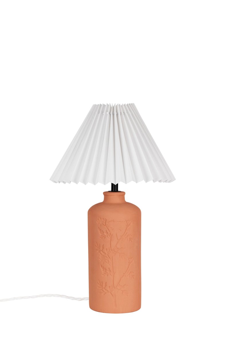 Flora 40cm Terrakotta pöytävalaisin valmistajalta Globen Lighting - Johanna halusi suunnitella valaisimen, joka on luotu luonnossa heijastuvista materiaaleista, v&auml;reist&auml; ja muodoista ja joka sopii niin maalais- kuin moderniin ymp&auml;rist&ouml;&ouml;n.