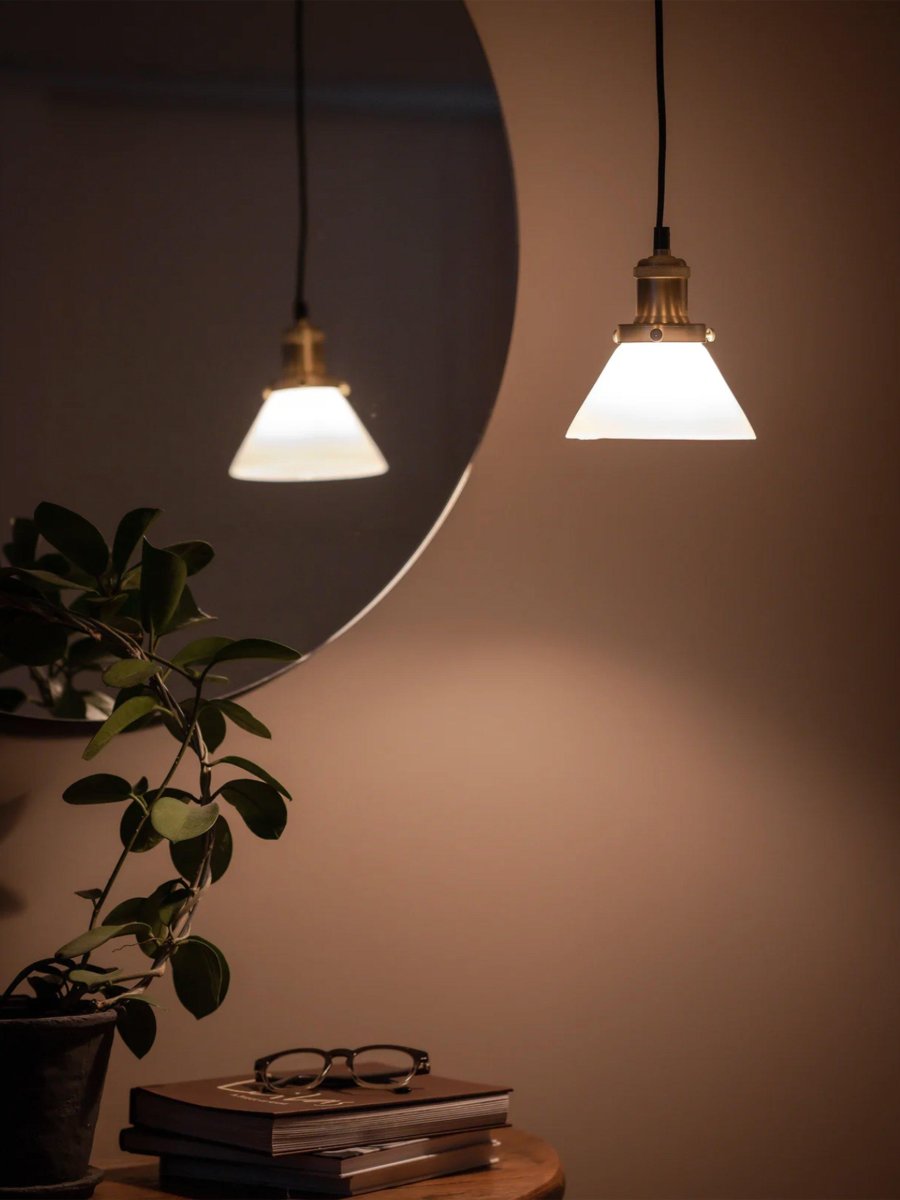 August Ø15 Valkoinen ikkunavalaisin valmistajalta PR Home - Valaisimen mukana tulee musta tekstiilikaapeli, joka on 3 metri&auml; pitk&auml; ja jossa on sein&auml;pistoke ja virtakytkin.