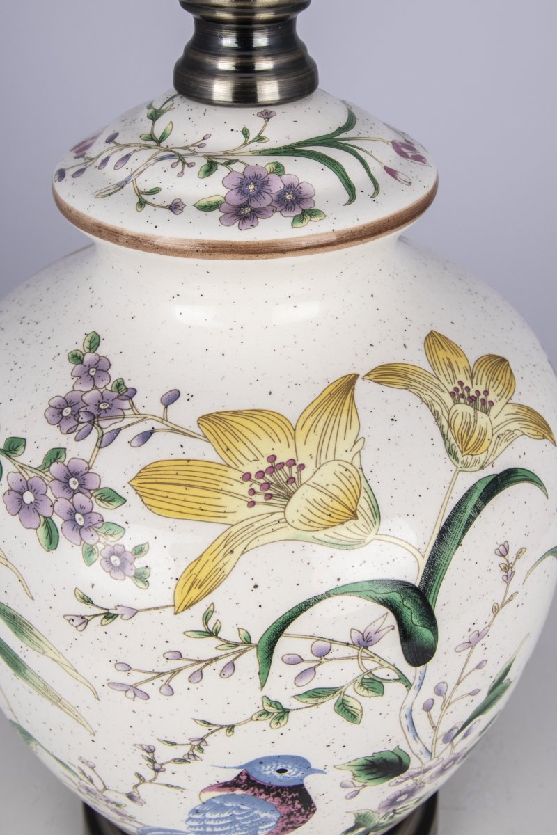 Eden 45cm Monivärinen pöytävalaisin valmistajalta Globen Lighting - Eden on saanut inspiraationsa luonnosta ja kuvaa paratiisia kukilla ja paratiisilinnuilla.