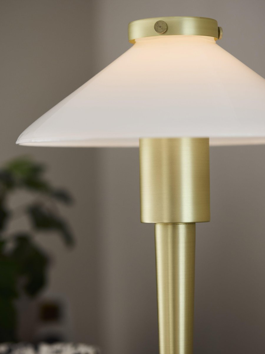 August 34cm Messinki pöytävalaisin valmistajalta PR Home - Lampun varjostin on valmistettu lasista ja ruuvataan kiinni; aseta metallikorkin avulla samaan pintaan kuin jalka.