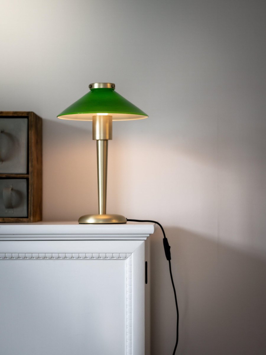 August 34cm Vihreä pöytävalaisin valmistajalta PR Home - Lampun varjostin on valmistettu lasista ja ruuvattu kiinni; aseta metallikorkin avulla samaan pintaan kuin jalka.