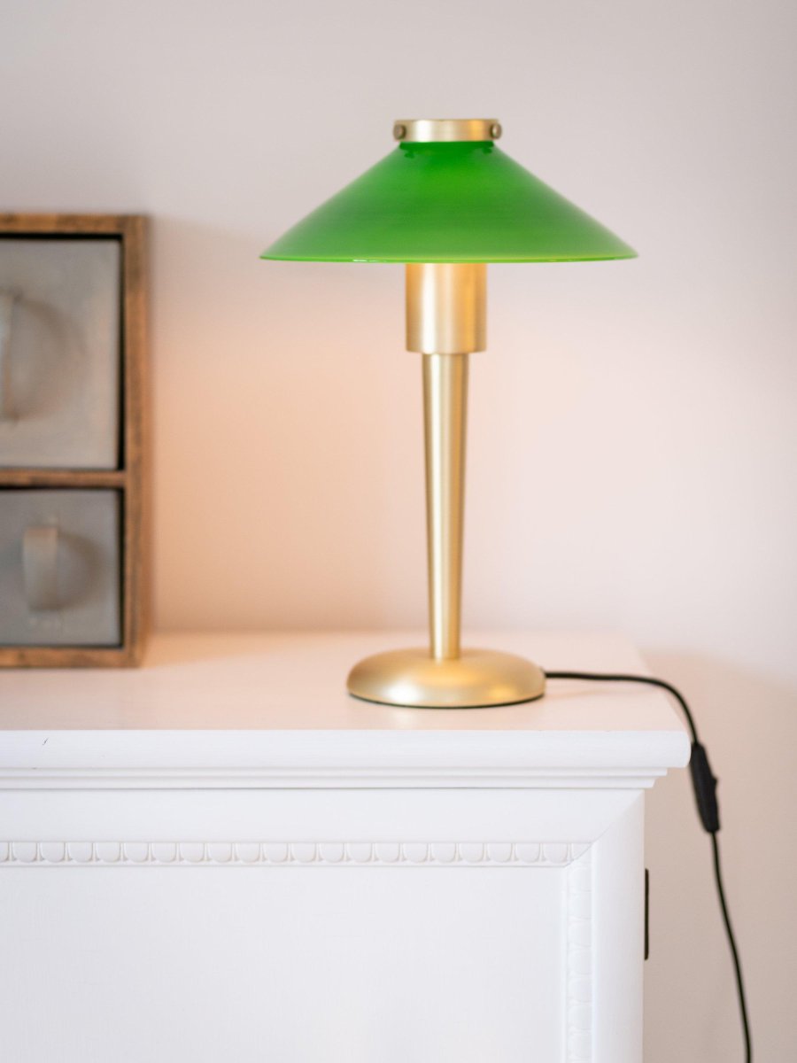 August 34cm Vihreä pöytävalaisin valmistajalta PR Home - Lampun varjostin on valmistettu lasista ja ruuvattu kiinni; aseta metallikorkin avulla samaan pintaan kuin jalka.