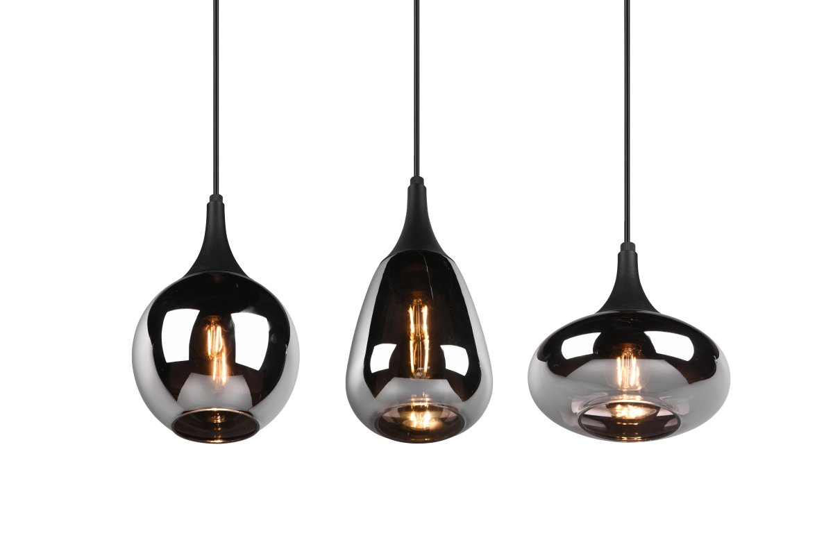 Lumina 68cm Musta kattovalaisin valmistajalta Trio Lighting - Kolmen n&auml;yt&ouml;n eri muodot sek&auml; metallin ja lasin yhdistelm&auml; luovat kauniin ja ainutlaatuisen valotunnelman ja antavat ruokailualueellesi modernin vaikutelman.