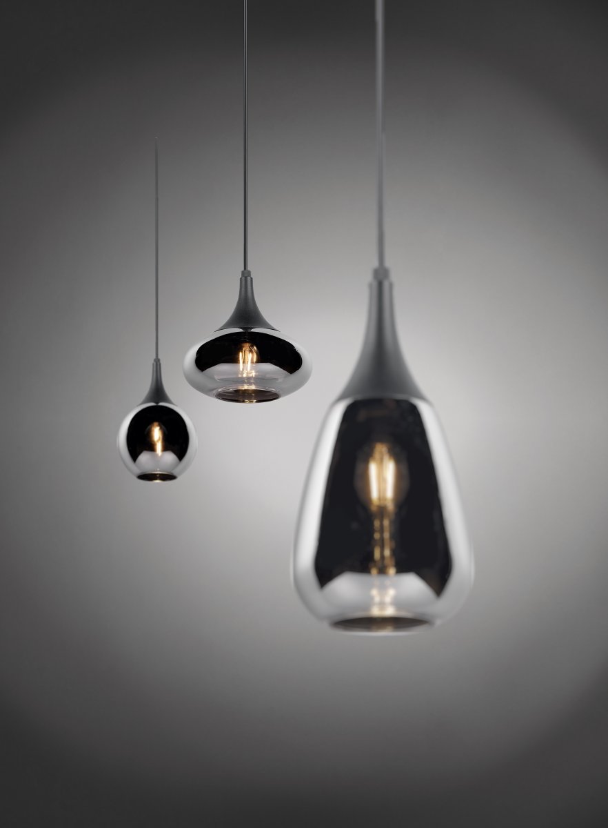 Lumina 68cm Musta kattovalaisin valmistajalta Trio Lighting - Kolmen n&auml;yt&ouml;n eri muodot sek&auml; metallin ja lasin yhdistelm&auml; luovat kauniin ja ainutlaatuisen valotunnelman ja antavat ruokailualueellesi modernin vaikutelman.