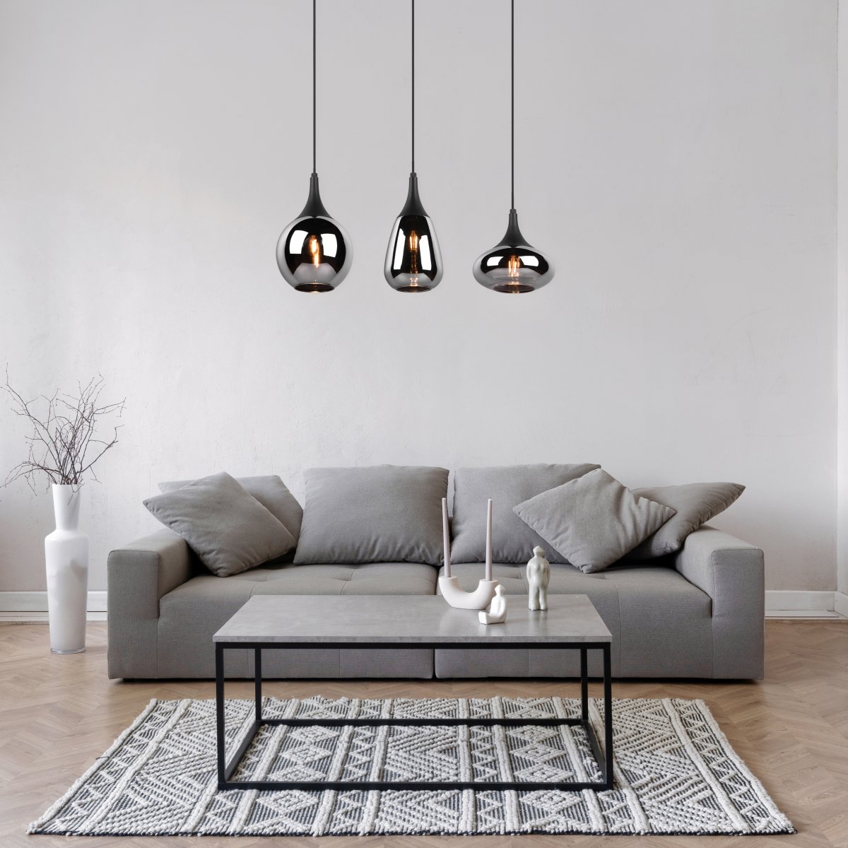 Lumina 68cm Musta kattovalaisin valmistajalta Trio Lighting - Kolmen n&auml;yt&ouml;n eri muodot sek&auml; metallin ja lasin yhdistelm&auml; luovat kauniin ja ainutlaatuisen valotunnelman ja antavat ruokailualueellesi modernin vaikutelman.