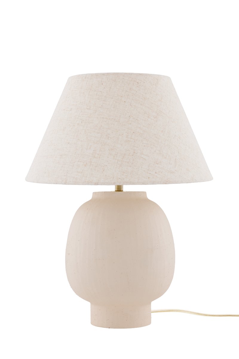 Lorenzo 46cm Beige pöytävalaisin valmistajalta Globen Lighting - K&auml;sintehty rakenne antaa jokaiselle lampulle luonnollisen ja eloisan ilmeen, kun taas beigenv&auml;rinen tekstiilivarjostin luo pehme&auml;n ja kodikkaan tunnelman.