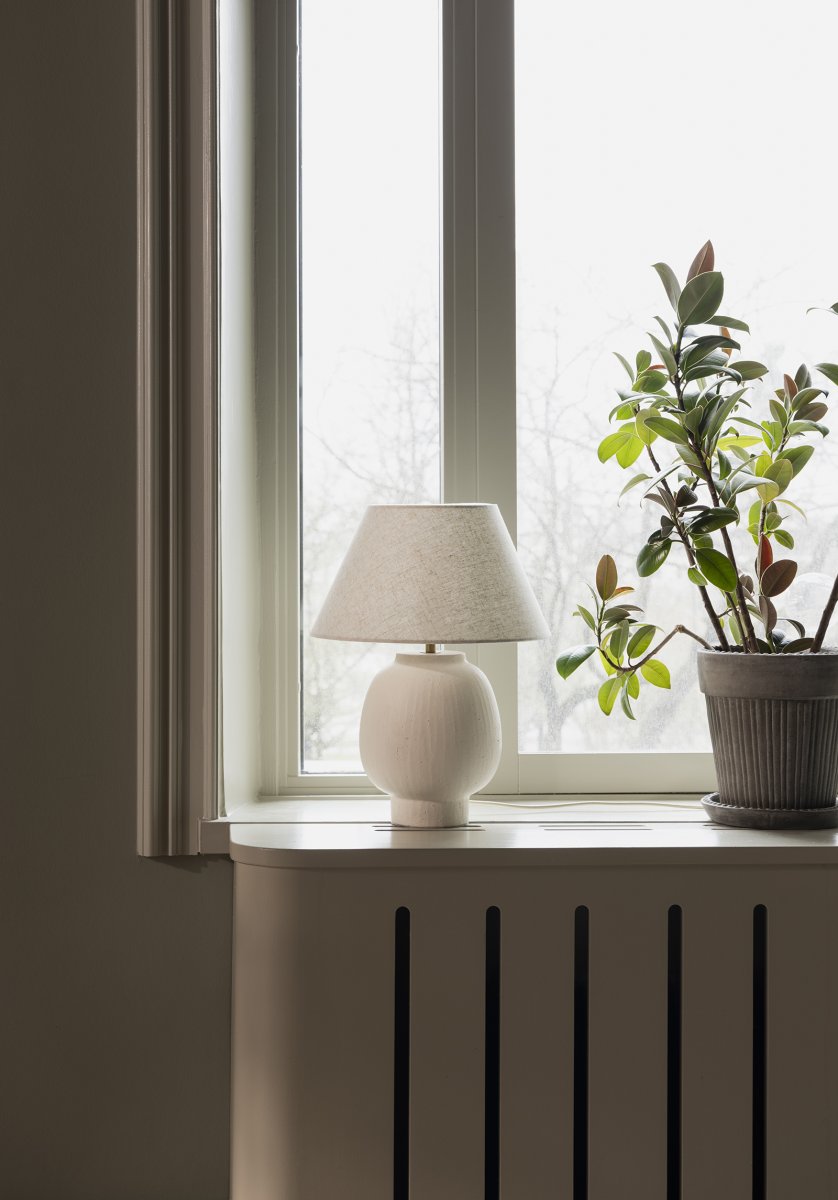 Lorenzo 46cm Beige pöytävalaisin valmistajalta Globen Lighting - K&auml;sintehty rakenne antaa jokaiselle lampulle luonnollisen ja eloisan ilmeen, kun taas beigenv&auml;rinen tekstiilivarjostin luo pehme&auml;n ja kodikkaan tunnelman.