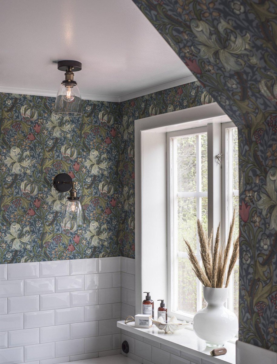 Kappa 14cm Musta kylpyhuoneen valaisin valmistajalta PR Home - Se on suojattu kosteudelta IP23-luokituksessa ja sopii hyvin kylpyhuoneymp&auml;rist&ouml;&ouml;n.