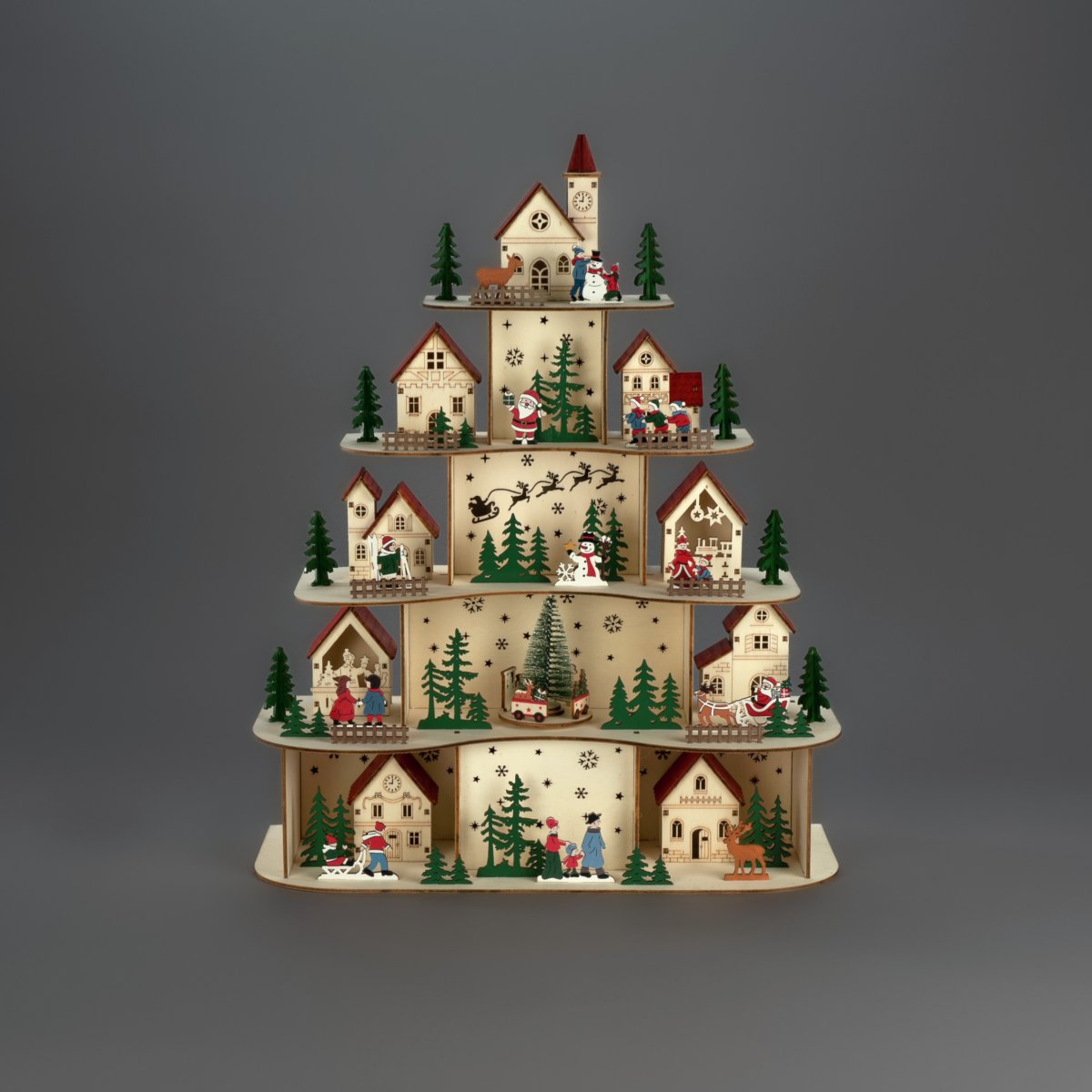 Joulukylä LED 48cm Puu valmistajalta Konstsmide - Joulukyl&auml; toimii kolmella AA-paristolla (eiv&auml;t sis&auml;lly toimitukseen) ja siin&auml; on my&ouml;s ajastintoiminto, 6 tuntia p&auml;&auml;ll&auml; ja 18 tuntia pois p&auml;&auml;lt&auml;, toistuva ajastin, mik&auml; tekee siit&auml; sek&auml; k&auml;yt&auml;nn&ouml;llisen ett&auml; energiatehokkaan.