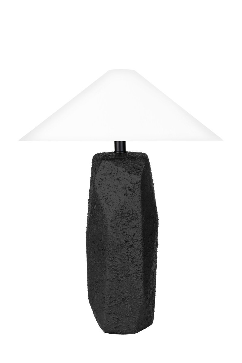 Massi 56cm Musta pöytävalaisin valmistajalta Globen Lighting - Valaisimen kanta on jauhemaalattua mustaa keramiikkaa, joka antaa orgaanisen ja mielenkiintoisen ilmeen.